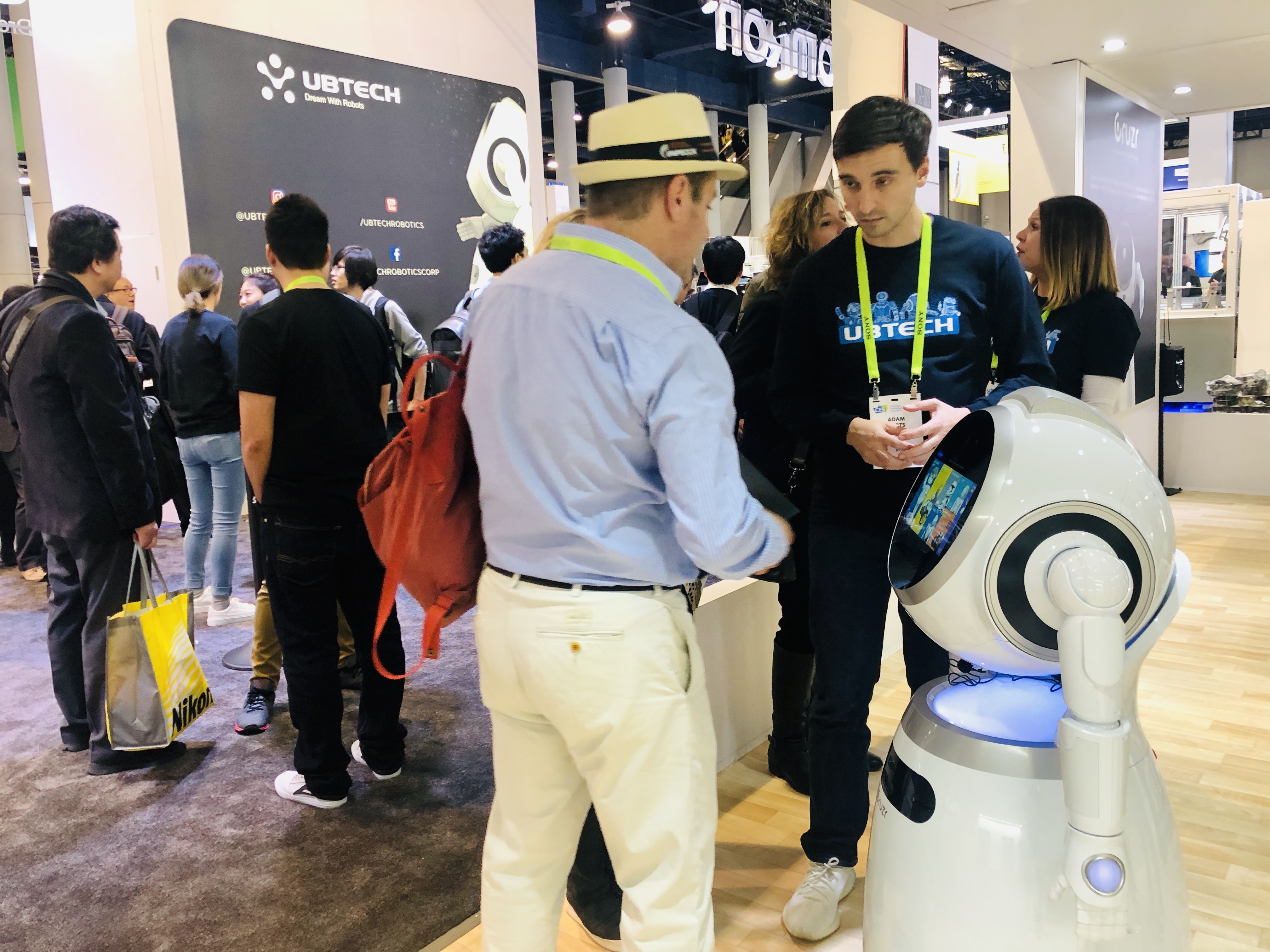 优必选大型仿人服务机器人walker新一代亮相ces